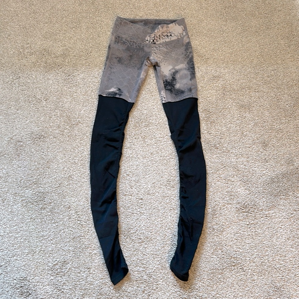 Alo Yoga Goddess Leggings XS - Black & Grey Snake Print